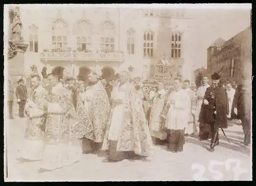 Fotografie Brück & Sohn Meissen, Ansicht Budapest, Hohe Geistliche beim Umzug am Stefanstag 20. August 1904