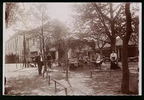 Fotografie Brück & Sohn Meissen, Ansicht Döben, Gasthofsgarten mit Bedienung und Gästen