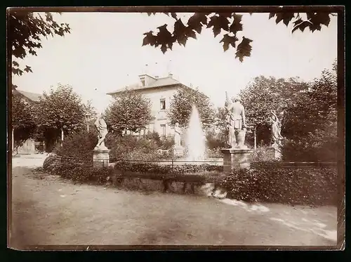 Fotografie Brück & Sohn Meissen, Ansicht Serkowitz, Albertsplatz mit Plastiken, Springbrunnen & Villa