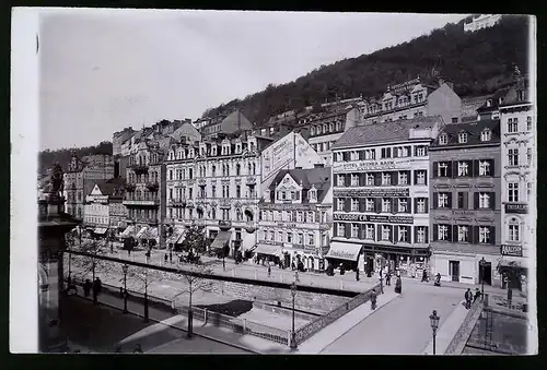 Fotografie Brück & Sohn Meissen, Ansicht Karlsbad, Kreuzstrasse mit Hotel Grüner Baum & Ladengeschäften