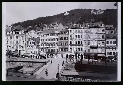 Fotografie Brück & Sohn Meissen, Ansicht Karlsbad, Kreuzstrasse mit Hotel Grüner Baum & Ladengeschäfte