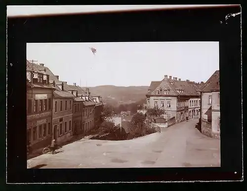 Fotografie Brück & Sohn Meissen, Ansicht Waldenburg, Königsplatz mit Geschäfts - und Wohnhäusern (Spiegelverkehrt)