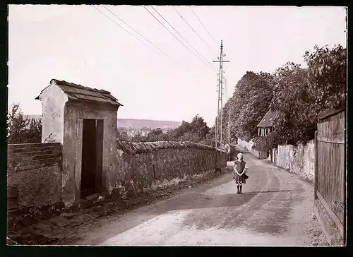 Fotografie Brück & Sohn Meissen, Ansicht Radebeul, Schulmädchen auf der Bergstrasse