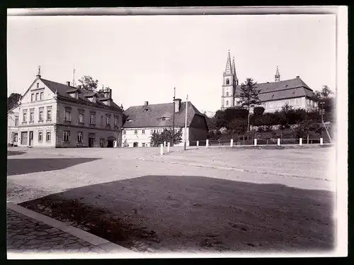 Fotografie Brück & Sohn Meissen, Ansicht Schirgiswalde, Kurzwarenhandlung Ernst Teubner, Katholische Kirche