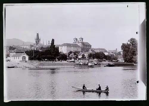 Fotografie Brück & Sohn Meissen, Ansicht Leitmeritz / Elbe, Raddampfer Pirna auf der Elbe mit Blick zur Stadt