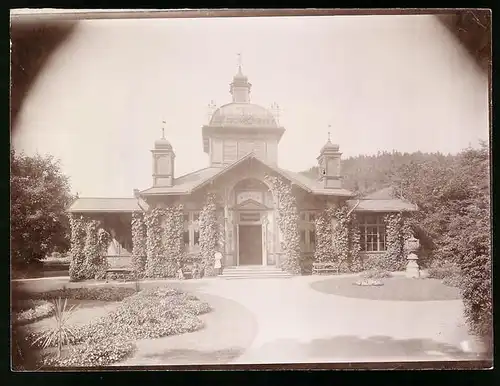 Fotografie Brück & Sohn Meissen, Ansicht Giesshübl-Sauerbrunn, Blick auf den Haupteingang der Trinkhalle