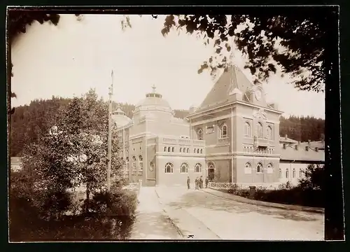 Fotografie Brück & Sohn Meissen, Ansicht Bad Elster, Strassenpartie mit Blick auf das Albertbad