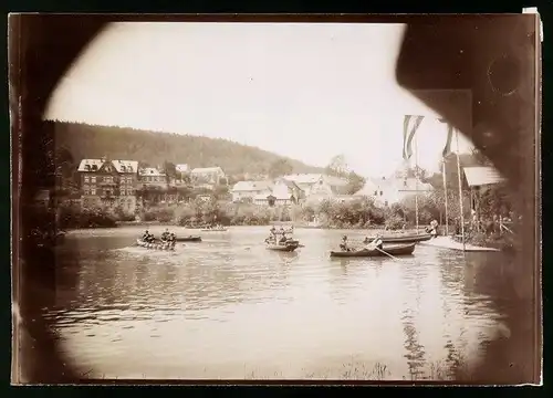 Fotografie Brück & Sohn Meissen, Ansicht Bad Elster, Blick über den Luisasee mit Ruderbooten auf die Häuser im Ort