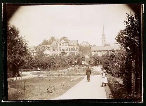 Fotografie Brück & Sohn Meissen, Ansicht Bad Elster, Partie im Rosengarten mit Blick auf das Haus Rheingold