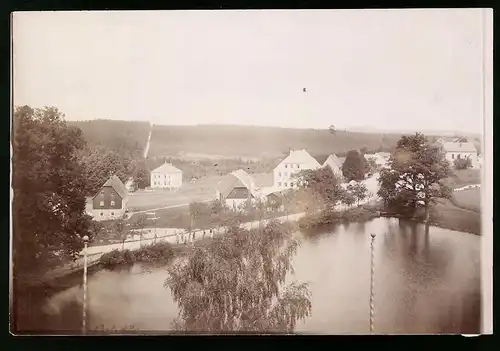Fotografie Brück & Sohn Meissen, Ansicht Grillenburg, Blick über den Teich auf den Ort