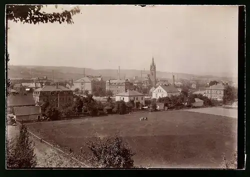 Fotografie Brück & Sohn Meissen, Ansicht Deuben, Blick in die Stadt mit der Kirche