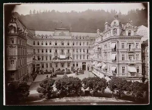 Fotografie Brück & Sohn Meissen, Ansicht Karlsbad, Blick auf das Grand Hotel Pupp mit Pferdekutsche und Auto