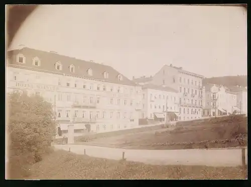 Fotografie Brück & Sohn Meissen, Ansicht Marienbad, Partie am Hotel Klinger mit Litfasssäule
