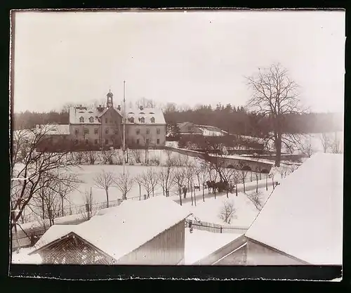 Fotografie Brück & Sohn Meissen, Ansicht Grillenburg, Blick auf das Königliches Jagdschloss im verschneiten Winter