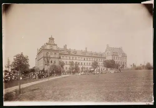 Fotografie Brück & Sohn Meissen, Ansicht Waldenburg i. Sa., junge Knaben posieren vor dem Seminar