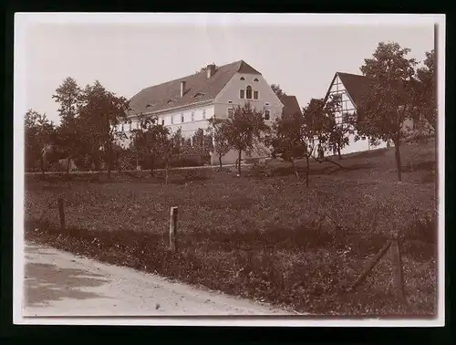 Fotografie Brück & Sohn Meissen, Ansicht Röhrsdorf, Teilansicht eines Bauernhofs im Ort mit Fachwerkhaus