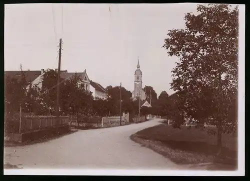 Fotografie Brück & Sohn Meissen, Ansicht Röhrsdorf, Strassenpartie im Ort mit Blick zur Kirche