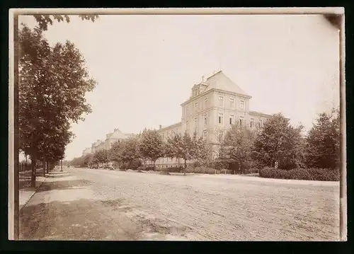 Fotografie Brück & Sohn Meissen, Ansicht Dresden, Strassenpartie an der König-Albert-Kaserne 1. Feld. Artl. Rgt. 12, 1898