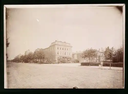 Fotografie Brück & Sohn Meissen, Ansicht Dresden, Partie an der Kaserne des Kgl. Säcs. Train-Batl. Nr. 12, 1898