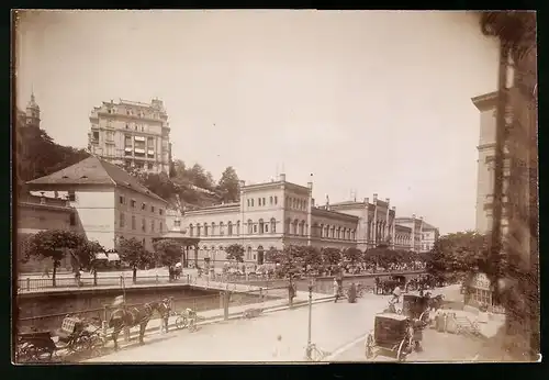 Fotografie Brück & Sohn Meissen, Ansicht Karlsbad, Strassenpartie am Kurhaus mit Pferdekutschen