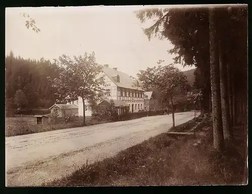 Fotografie Brück & Sohn Meissen, Ansicht Bärenburg / Erzg., Strassenpartie am Gasthaus Waldhaus, 1898