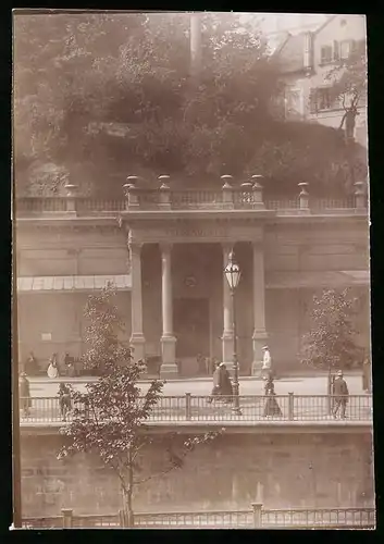 Fotografie Brück & Sohn Meissen, Ansicht Karlsbad, Blick auf den Eingang zur Felsenquelle