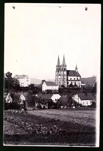 Fotografie Brück & Sohn Meissen, Ansicht Schirgiswalde, Blick nach der Schule und der Kath. Kirche