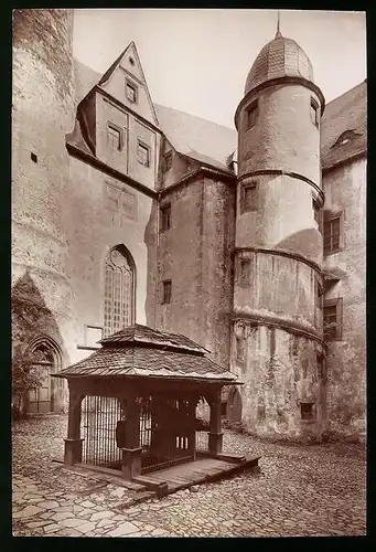 Fotografie Brück & Sohn Meissen, Ansicht Rochsburg, Blick in den 3. Schlosshof mit Alten Ziehbrunnen