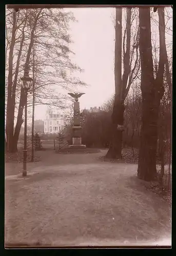 Fotografie Brück & Sohn Meissen, Ansicht Komotau, Partie im Park mit dem Kriegerdenkmal