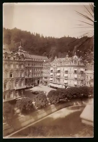 Fotografie Brück & Sohn Meissen, Ansicht Karlsbad, Blick auf das Grand Hotel Pupp, 1898