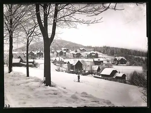 Fotografie Brück & Sohn Meissen, Ansicht Bärenfels / Erzg., Blick zu dem verschneiten Ort im Winter