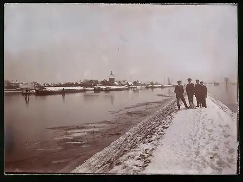 Fotografie Brück & Sohn Meissen, Ansicht Mühlberg / Elbe, Partie am Hafen bei Hochwasser im Winter