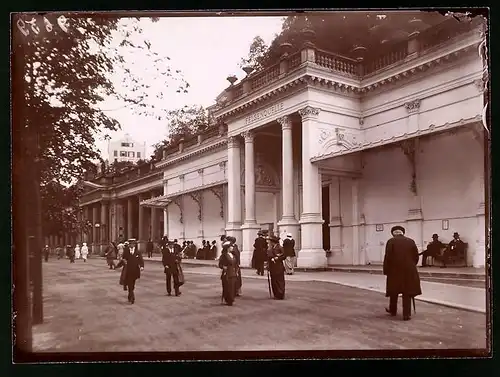 Fotografie Brück & Sohn Meissen, Ansicht Karlsbad, Kurgäste an der Felsenquelle beim flanieren