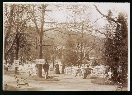 Fotografie Brück & Sohn Meissen, Ansicht Karlsbad, Gäste im Cafe Posthof mit Figurengruppe