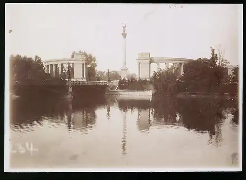 Fotografie Brück & Sohn Meissen, Ansicht Budapest, Blick auf das Millenniumsdenkmal