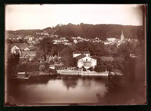 Fotografie Brück & Sohn Meissen, Ansicht Bad Kösen, Blick auf die Stadt mit Cafe am Ufer