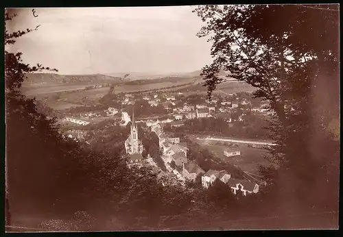 Fotografie Brück & Sohn Meissen, Ansicht Bad Kösen, Blick vom Wald auf den Ort mit Kirche