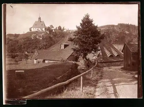 Fotografie Brück & Sohn Meissen, Ansicht Oberneuschönberg / Erzg., Partie im Ort mit Blick zur Kirche