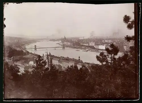 Fotografie Brück & Sohn Meissen, Ansicht Budapest, Blick vom Berg nach der Stadt mit Brücke