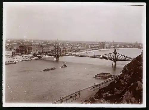 Fotografie Brück & Sohn Meissen, Ansicht Budapest, Blick auf die Franz Josefs Brücke mit Dampfer im Schleppzug