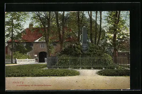 AK Preetz, Klostereingang mit Reventlow-Denkmal
