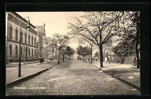 AK Bitterfeld, Leninstrasse mit Passanten