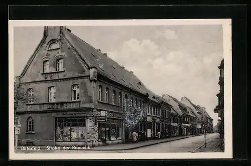 AK Bitterfeld, Strasse der Republik mit Geschäften