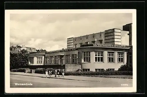 AK Warnemünde, Strassenpartie mit Flachdachgebäude