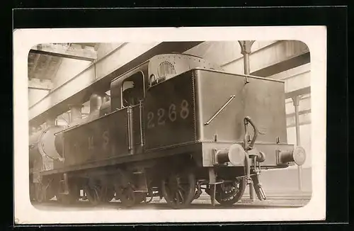 Lithographie Lokomotive LMS 2268 in einer Halle, englische Eisenbahn