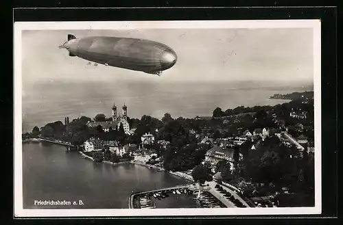 AK Friedrichshafen a. B., Luftschiff LZ 127 Graf Zeppelin mit -Hoheitszeichen über dem Bodensee