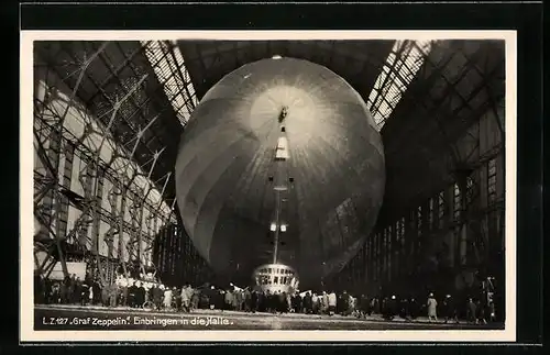 AK Luftschiff LZ 127 Graf Zeppelin beim Einbringen in die Halle