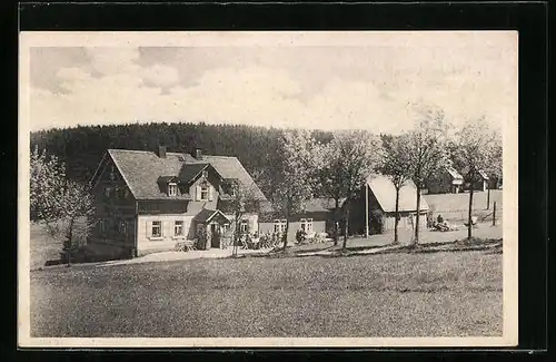 AK Holzhau /Erzgeb., Ferienheim Schwalbe mit Gästen vor dem Haus