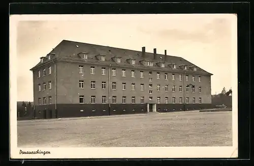 AK Donaueschingen, Kaserne mit Vorplatz