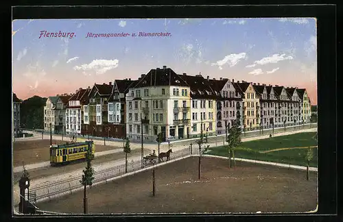 AK Flensburg, Jürgensgaarder und Bismarckstrasse aus der Vogelschau, mit Strassenbahn